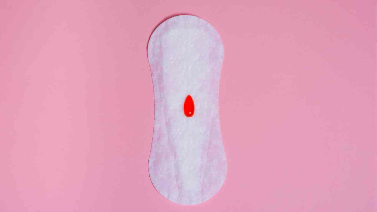 Benarkah Wanita Tidak Boleh Keramas Saat Menstruasi? Cek Faktanya